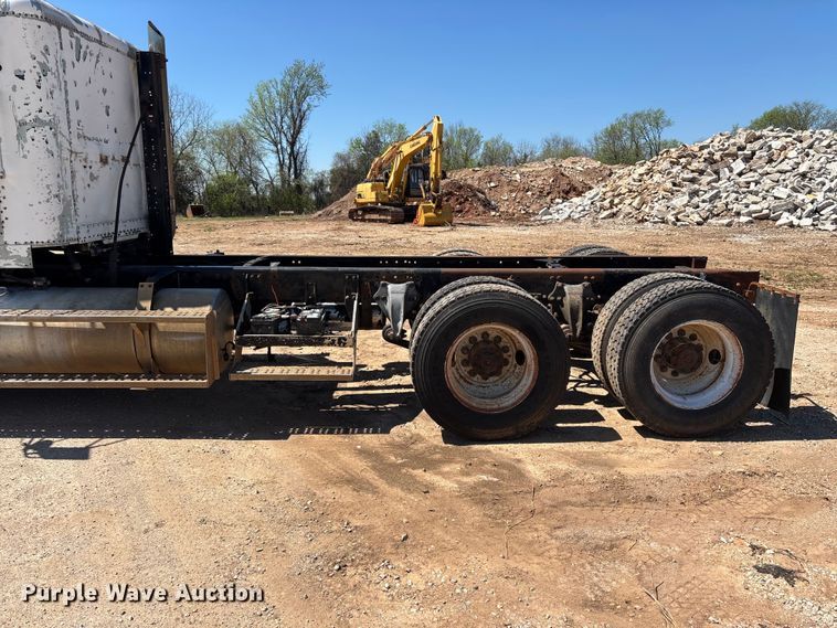 image for item FG0221 1993 Freightliner FLD truck cab and chassis