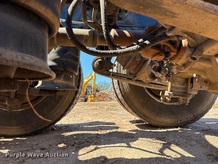 image for item FG0221 1993 Freightliner FLD truck cab and chassis