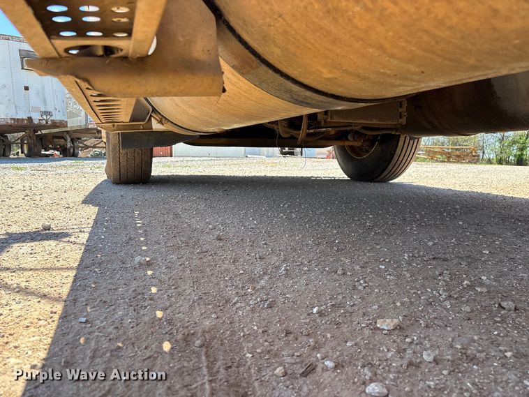 image for item FG0221 1993 Freightliner FLD truck cab and chassis