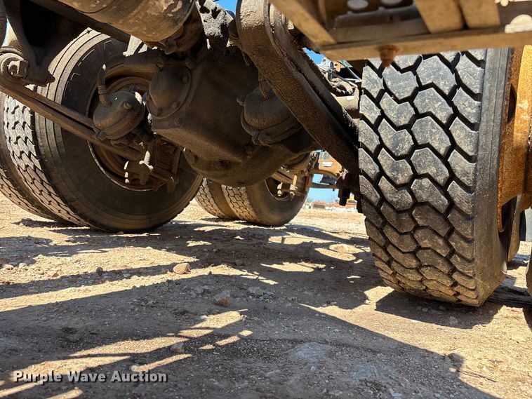 image for item FG0221 1993 Freightliner FLD truck cab and chassis