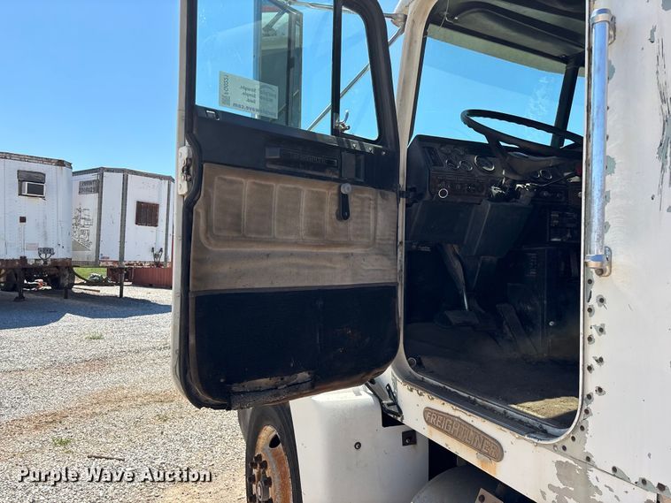 image for item FG0221 1993 Freightliner FLD truck cab and chassis