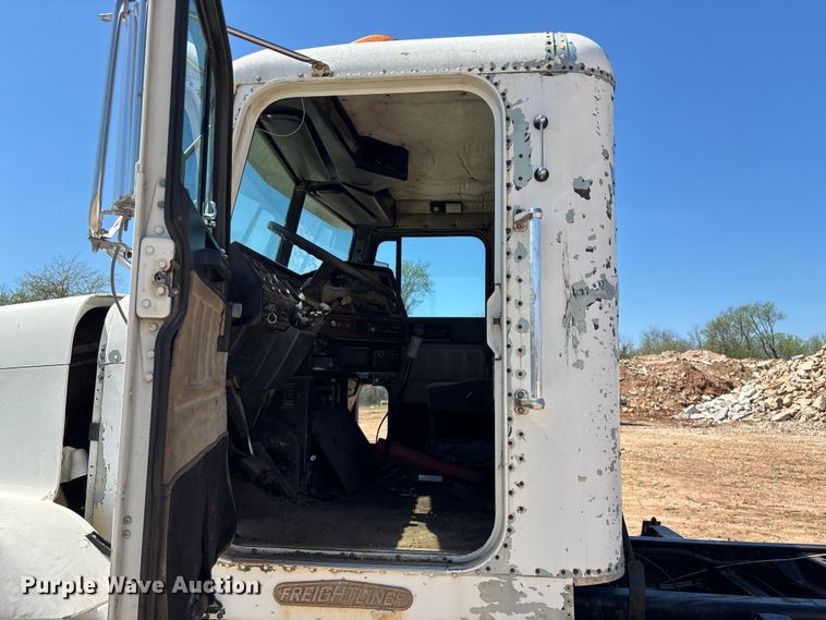 image for item FG0221 1993 Freightliner FLD truck cab and chassis