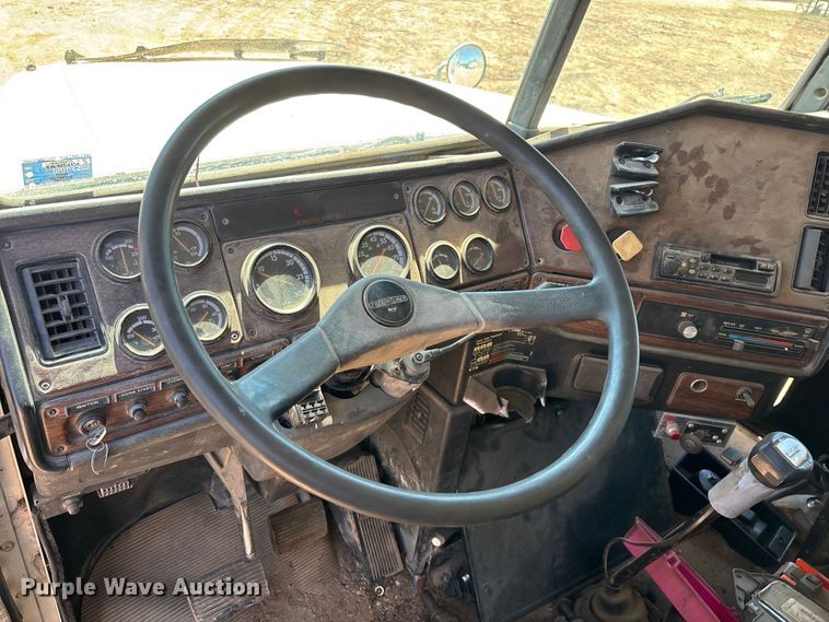 image for item FG0221 1993 Freightliner FLD truck cab and chassis