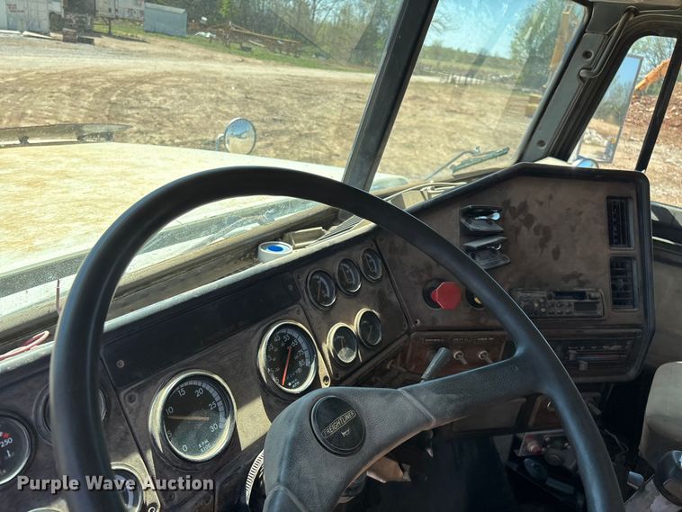 image for item FG0221 1993 Freightliner FLD truck cab and chassis