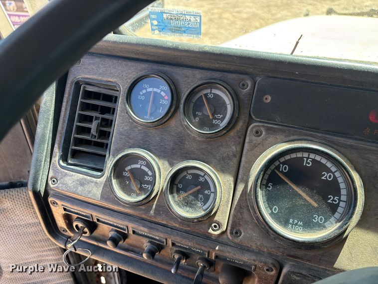 image for item FG0221 1993 Freightliner FLD truck cab and chassis