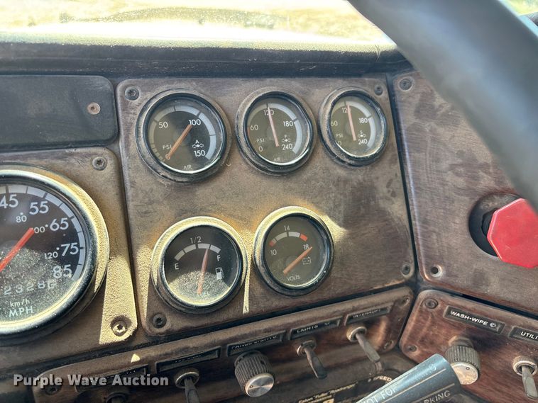 image for item FG0221 1993 Freightliner FLD truck cab and chassis