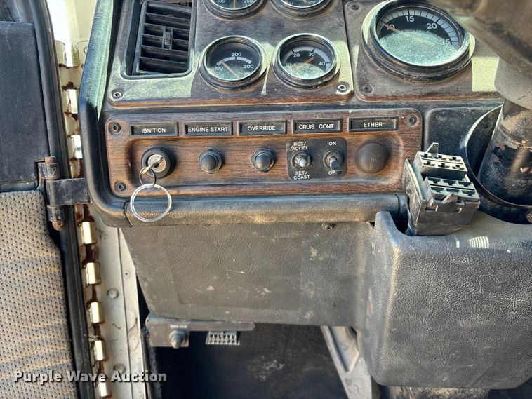 image for item FG0221 1993 Freightliner FLD truck cab and chassis