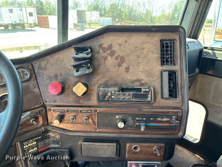 image for item FG0221 1993 Freightliner FLD truck cab and chassis