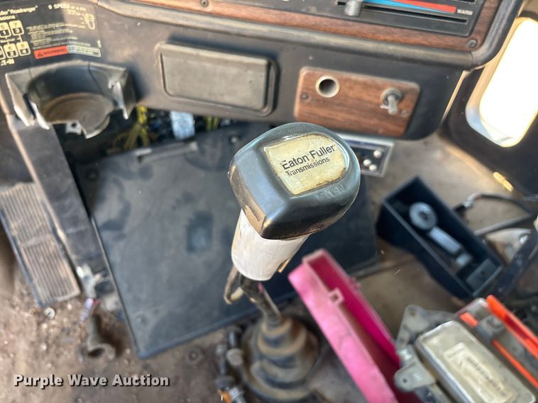 image for item FG0221 1993 Freightliner FLD truck cab and chassis