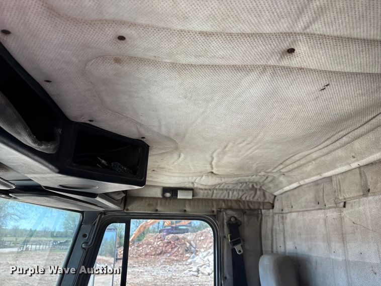 image for item FG0221 1993 Freightliner FLD truck cab and chassis