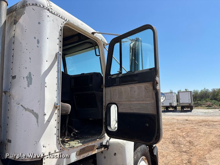 image for item FG0221 1993 Freightliner FLD truck cab and chassis