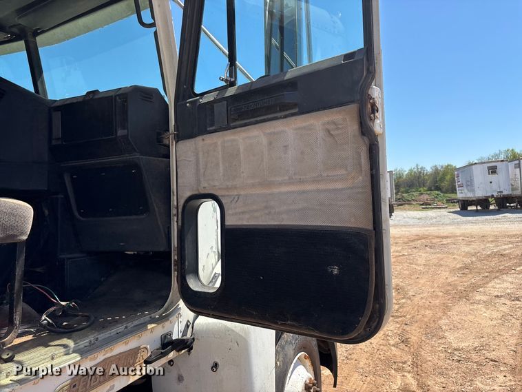 image for item FG0221 1993 Freightliner FLD truck cab and chassis