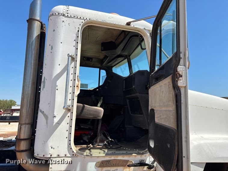 image for item FG0221 1993 Freightliner FLD truck cab and chassis