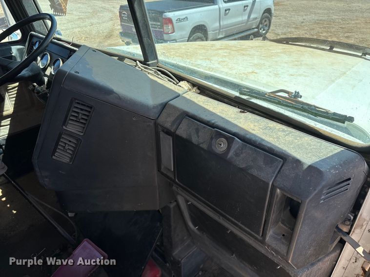 image for item FG0221 1993 Freightliner FLD truck cab and chassis