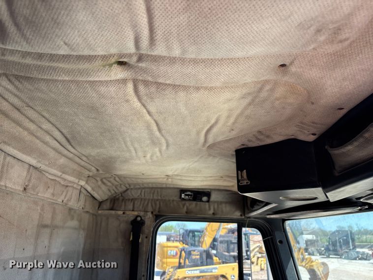 image for item FG0221 1993 Freightliner FLD truck cab and chassis