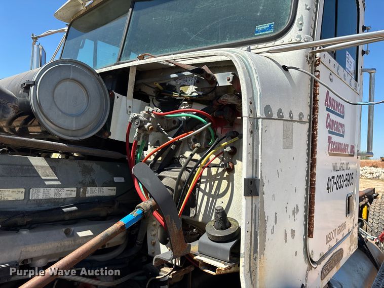 image for item FG0221 1993 Freightliner FLD truck cab and chassis