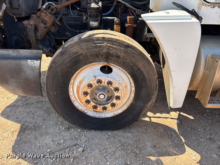 image for item FG0221 1993 Freightliner FLD truck cab and chassis