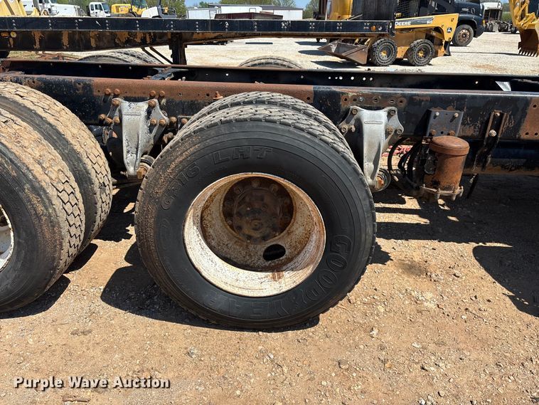 image for item FG0221 1993 Freightliner FLD truck cab and chassis