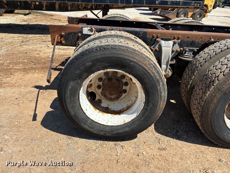 image for item FG0221 1993 Freightliner FLD truck cab and chassis