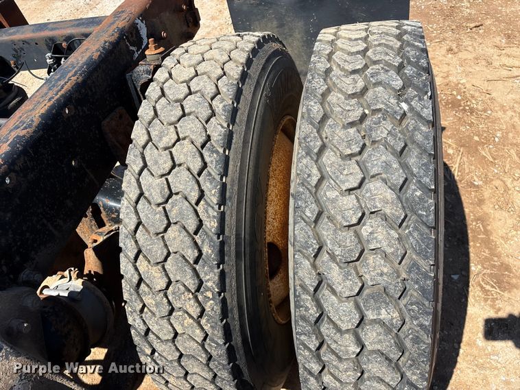 image for item FG0221 1993 Freightliner FLD truck cab and chassis