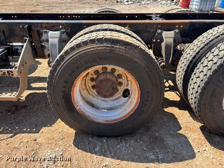 image for item FG0221 1993 Freightliner FLD truck cab and chassis