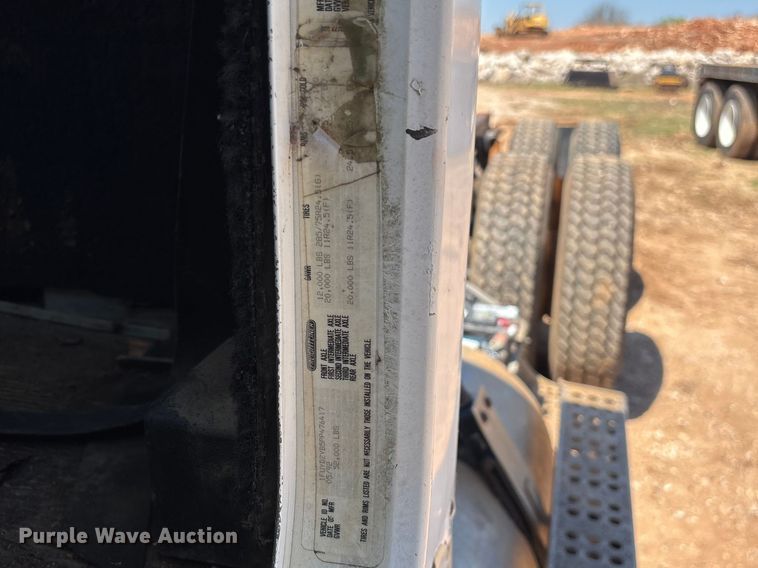 image for item FG0221 1993 Freightliner FLD truck cab and chassis