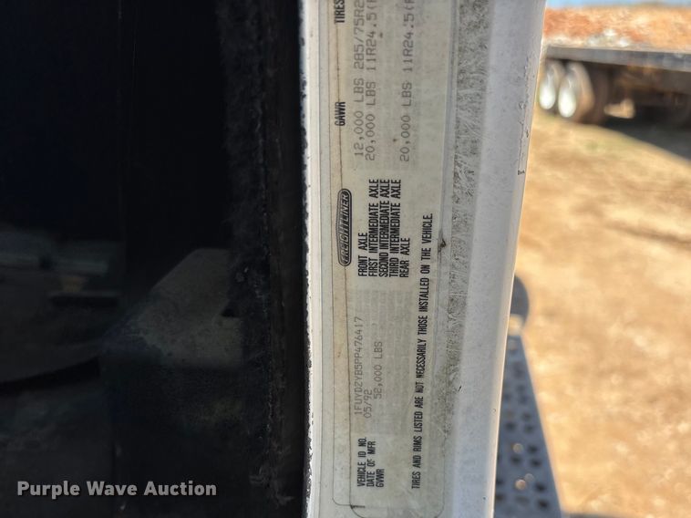 image for item FG0221 1993 Freightliner FLD truck cab and chassis