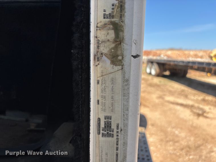 image for item FG0221 1993 Freightliner FLD truck cab and chassis