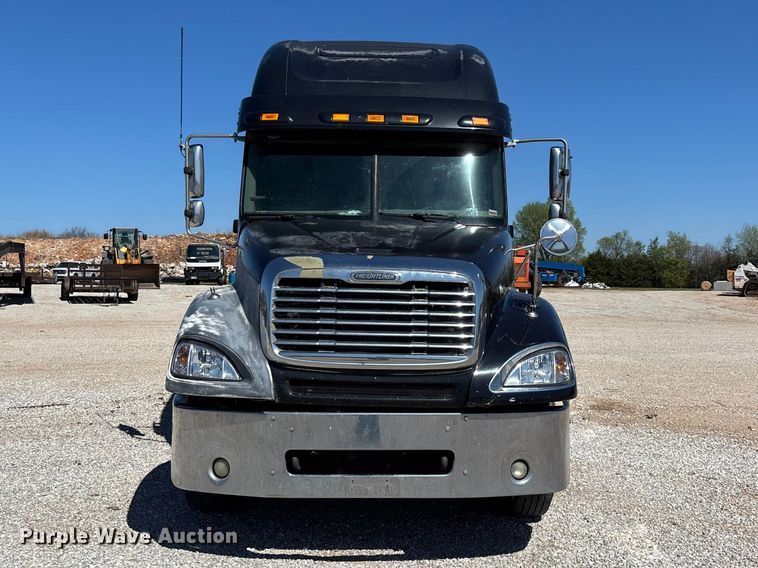 image for item FG0228 2006 Freightliner Columbia semi truck
