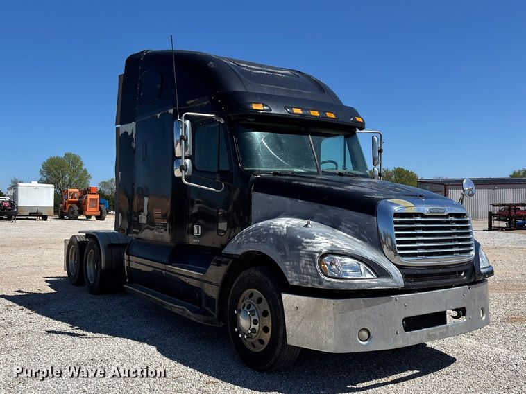 image for item FG0228 2006 Freightliner Columbia semi truck