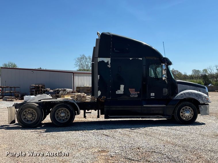 image for item FG0228 2006 Freightliner Columbia semi truck