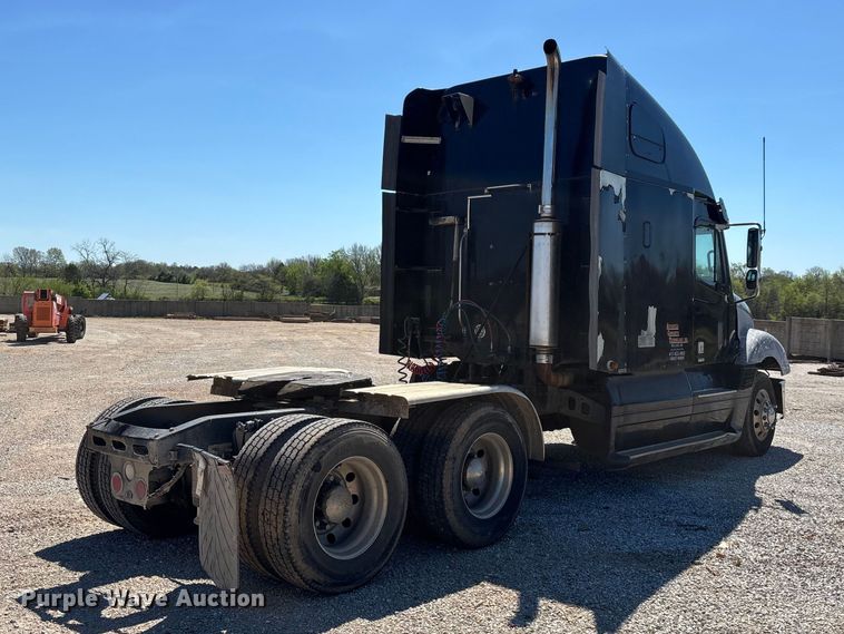 image for item FG0228 2006 Freightliner Columbia semi truck