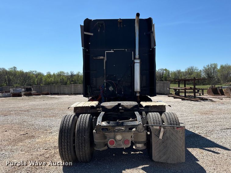 image for item FG0228 2006 Freightliner Columbia semi truck