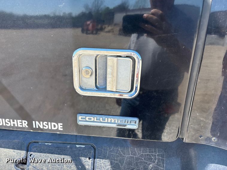 image for item FG0228 2006 Freightliner Columbia semi truck