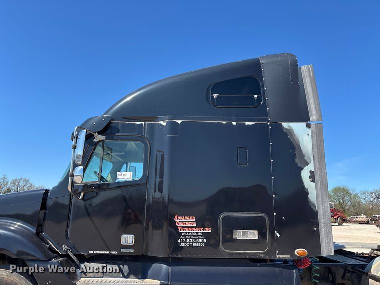 image for item FG0228 2006 Freightliner Columbia semi truck