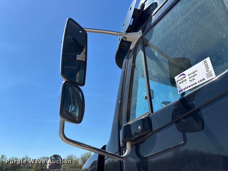 image for item FG0228 2006 Freightliner Columbia semi truck