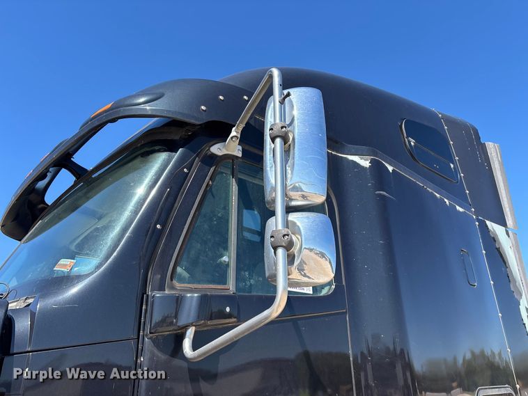 image for item FG0228 2006 Freightliner Columbia semi truck