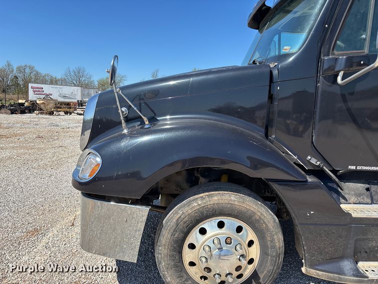 image for item FG0228 2006 Freightliner Columbia semi truck