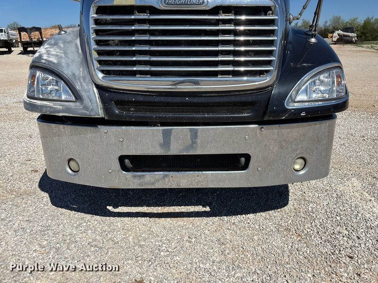 image for item FG0228 2006 Freightliner Columbia semi truck