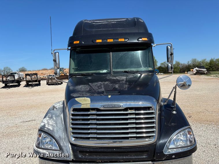 image for item FG0228 2006 Freightliner Columbia semi truck