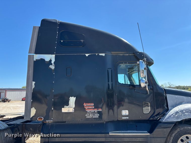 image for item FG0228 2006 Freightliner Columbia semi truck