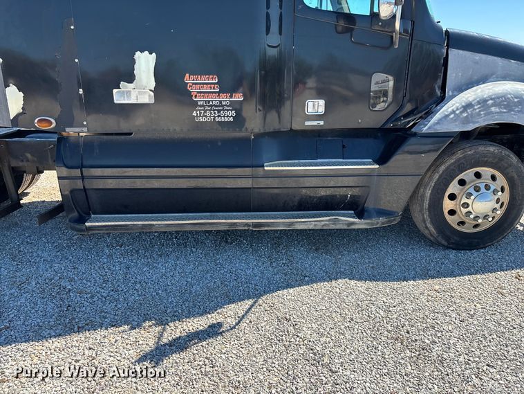 image for item FG0228 2006 Freightliner Columbia semi truck