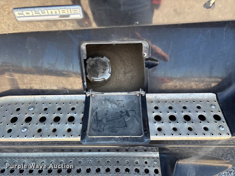 image for item FG0228 2006 Freightliner Columbia semi truck