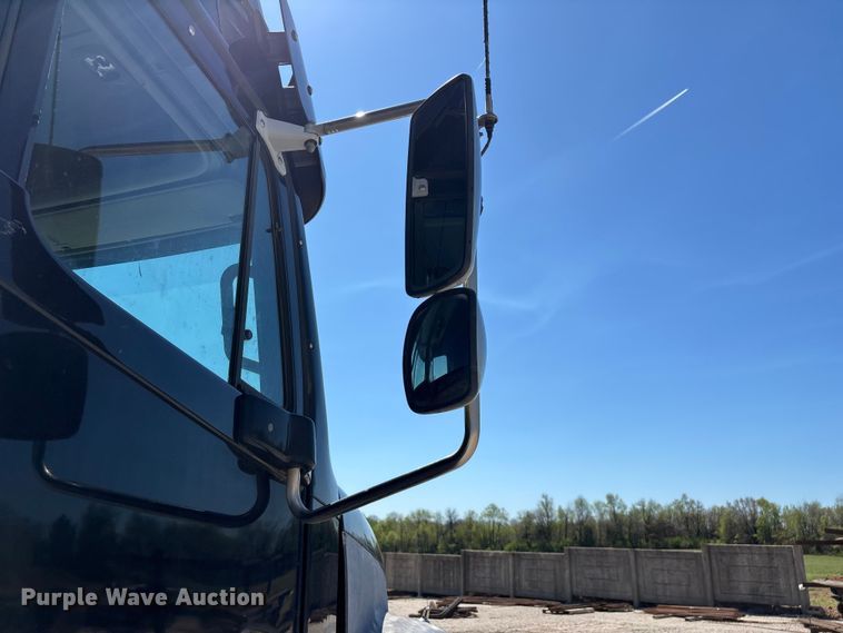 image for item FG0228 2006 Freightliner Columbia semi truck