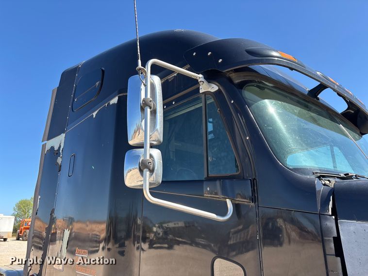 image for item FG0228 2006 Freightliner Columbia semi truck