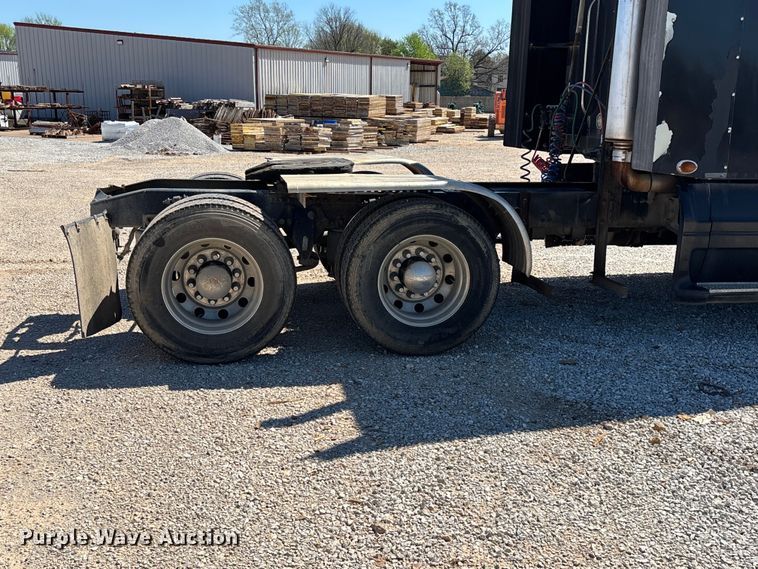 image for item FG0228 2006 Freightliner Columbia semi truck