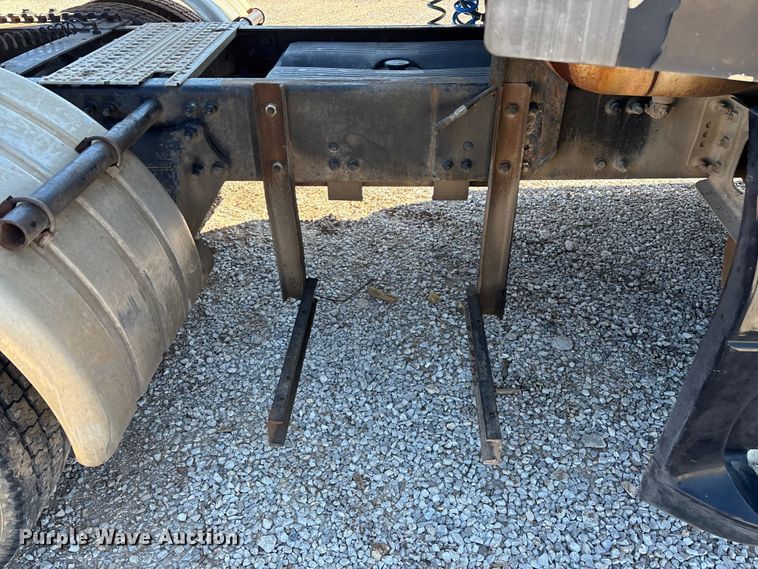 image for item FG0228 2006 Freightliner Columbia semi truck