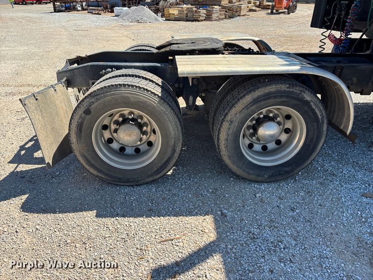 image for item FG0228 2006 Freightliner Columbia semi truck