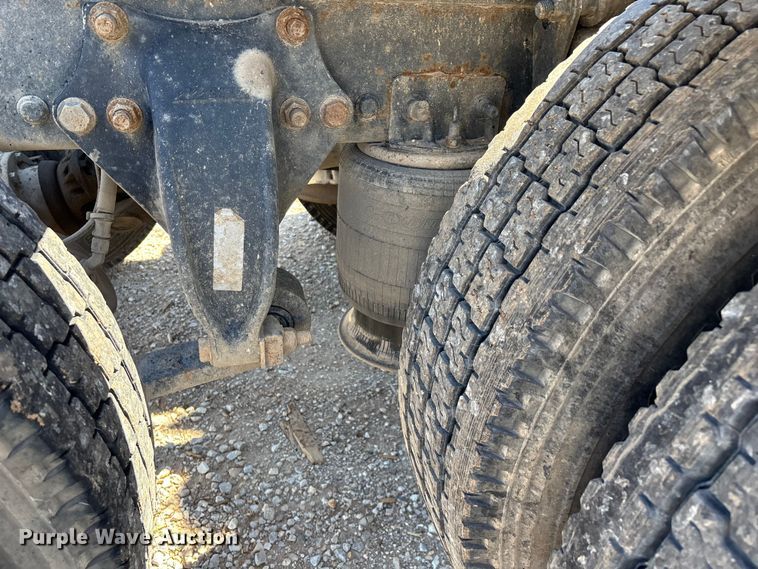 image for item FG0228 2006 Freightliner Columbia semi truck