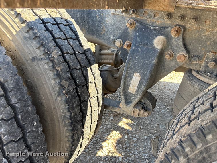 image for item FG0228 2006 Freightliner Columbia semi truck